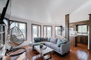 Una televisión, una chimenea, una oficina