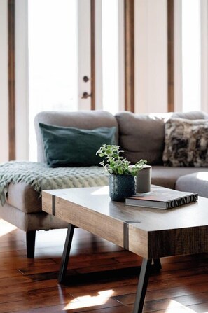 Una televisión, una chimenea, una oficina