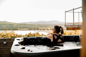 Bañera de hidromasaje al aire libre