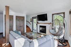 TV, peis og kontorer