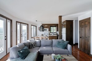 テレビ、暖炉、書斎 / ワークスペース