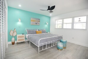 4 bedrooms, desk, iron/ironing board, travel cot - House With A Boat -  Boat, Heated Pool, Kayaks (Port Charlotte)