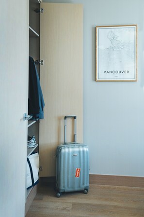 Rideaux occultants, chambres insonorisées, fer et planche à repasser