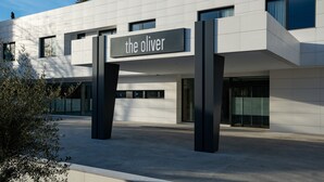Un edificio moderno con un letrero que dice "the oliver".