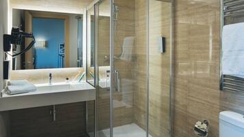 Ducha, secador de pelo y toallas