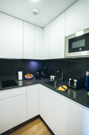 Executive appartement | Privékeuken | Een minikoelkast, een microgolfoven, een broodrooster
