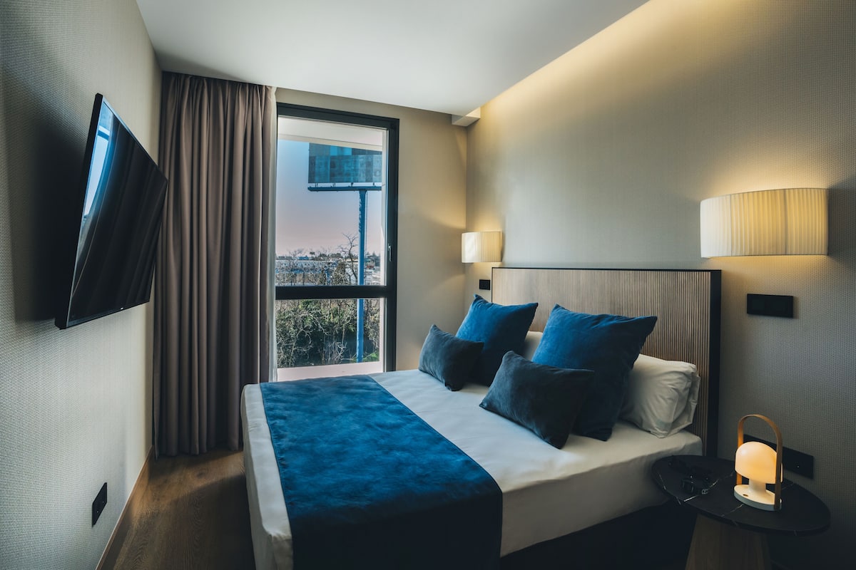 Executive Apartment | 1 bedroom, blackout drapes, soundproofing, iron/ironing board