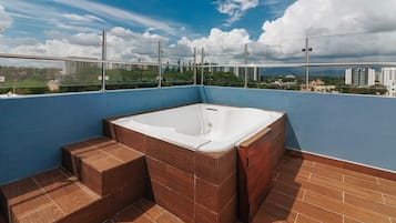 Tina de hidromasaje al aire libre