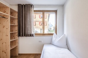 3 bedrooms, iron/ironing board, free WiFi, bed sheets - HUUS123, Apartment 3 (Au)