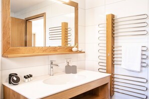 シャワー、ヘアドライヤー、タオル、トイレットペーパー