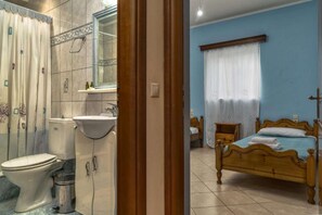 Regadera, secadora de cabello, toallas, jabón 