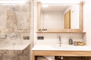 Regadera, secadora de cabello, toallas, papel de baño