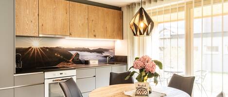 Kühlschrank, Ofen, Geschirrspüler, Wasserkocher mit Kaffee-/Teezubehör