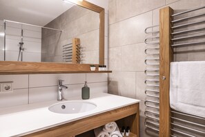 Dusche, Haartrockner, Handtücher