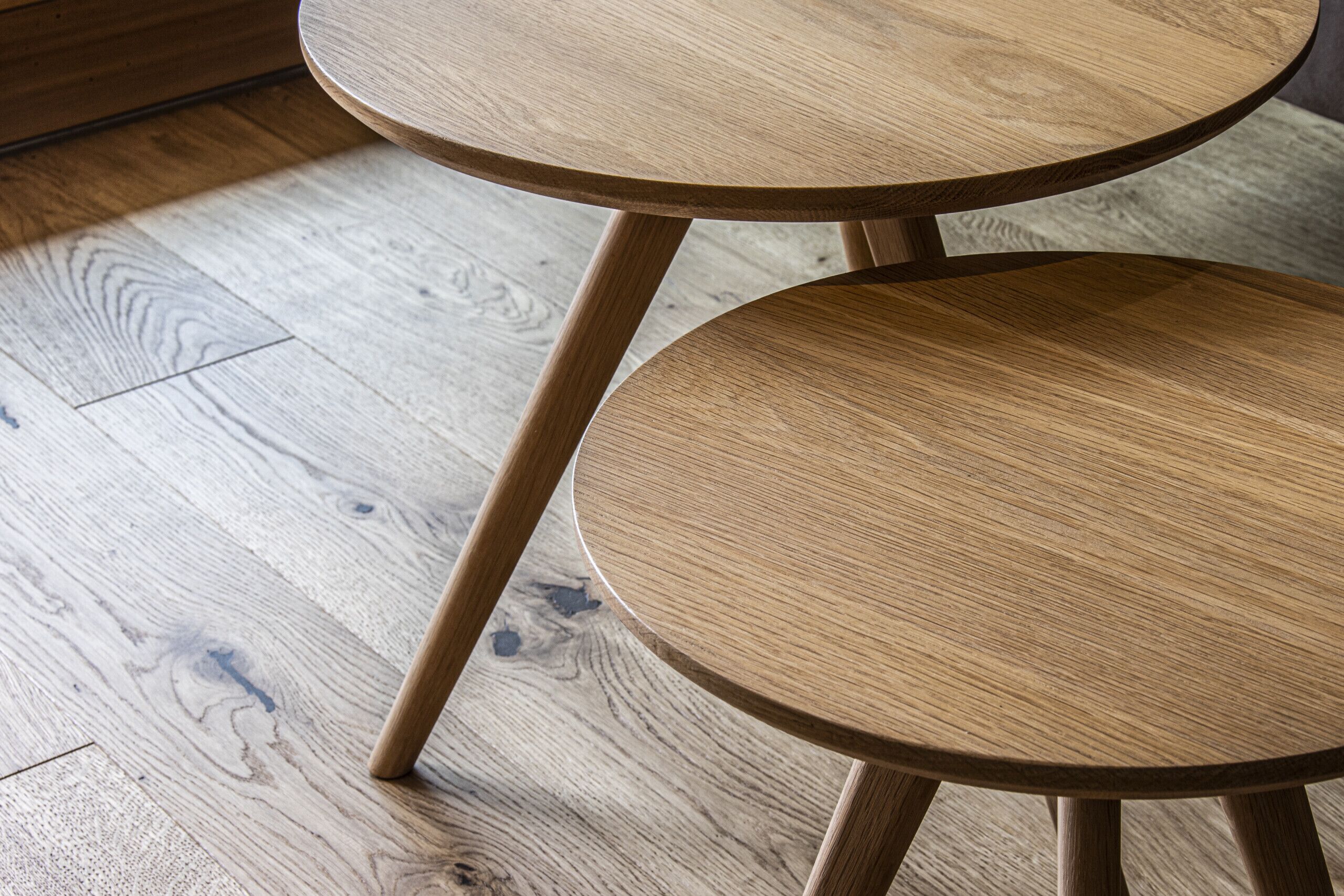 Un plancher en bois dont on peut distinguer les veines du bois.