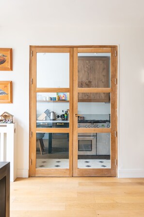 Kühlschrank, Mikrowelle, Ofen, Geschirrspüler