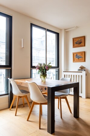 Dining - Footsteps From Trocadéro, by Veeve (Paris)