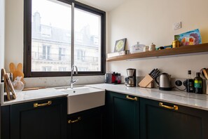 Fridge, microwave, oven, dishwasher - Footsteps From Trocadéro, by Veeve (Paris)