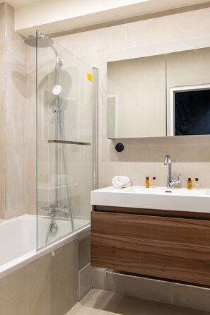 Shower, hair dryer, towels - Footsteps From Trocadéro, by Veeve (Paris)