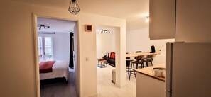 1 chambre, bureau, fer et planche à repasser, lit parapluie