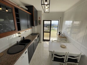 Private kitchen - Ruhige Sonnige 2-zimmer Wohnung in Alvor mit Atemberaubenden Blick auf den Ozean (Alvor)