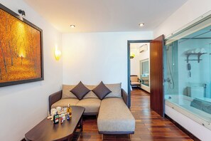 家庭套房 | 起居区 | 32-英寸纯平电视（配备数码频道）