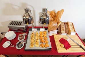 Buffet déjeuner gratuit tous les jours
