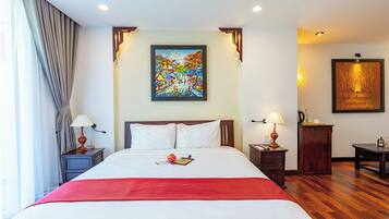 Familie suite | Een minibar, een kluis op de kamer, een bureau, gratis wifi