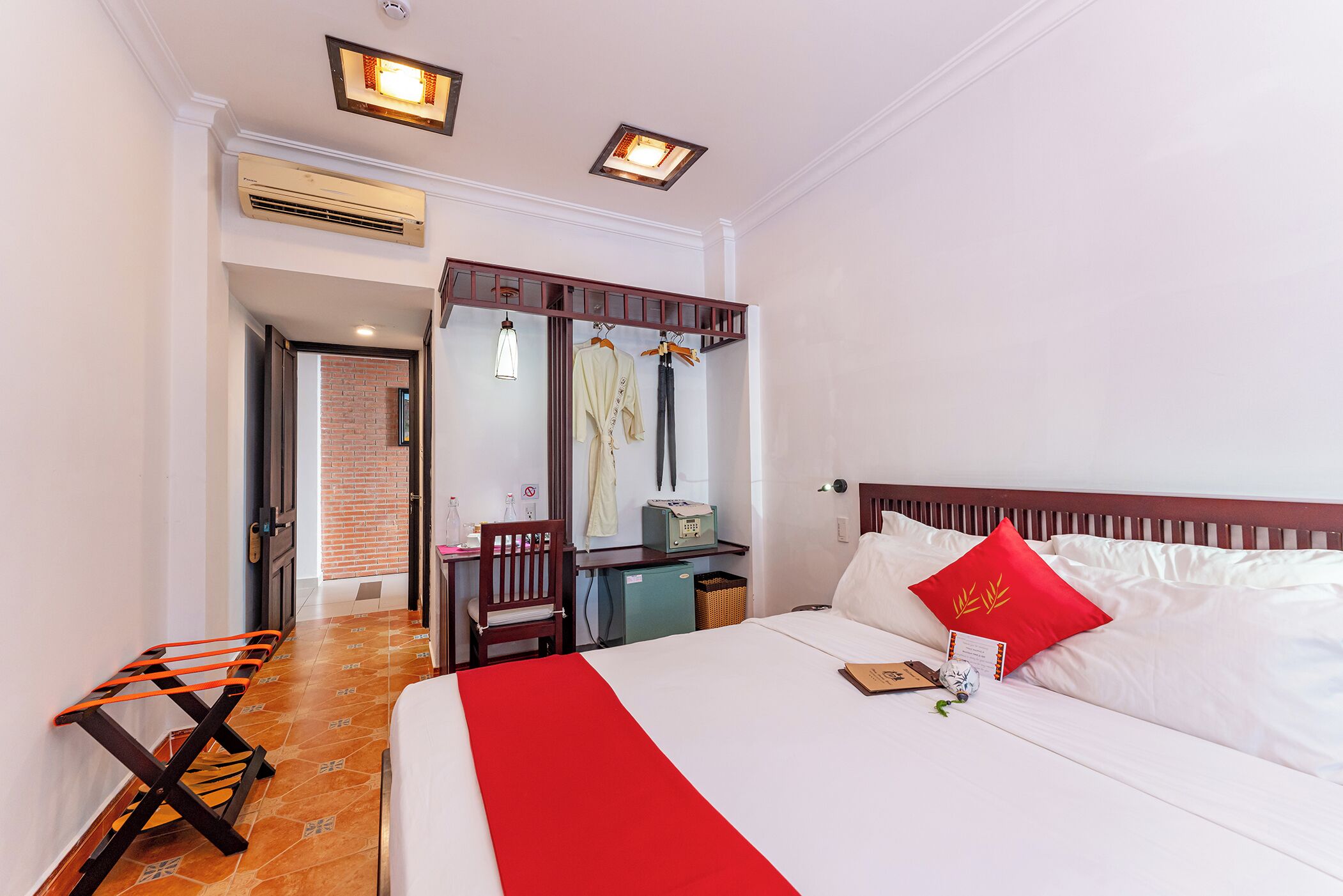 Une chambre d’hôtel équipée d’un lit, d’un bureau, d’une chaise et d’une petite kitchenette.