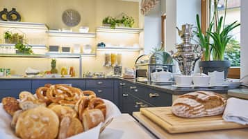 Petit-déjeuner buffet servi tous les jours en supplément