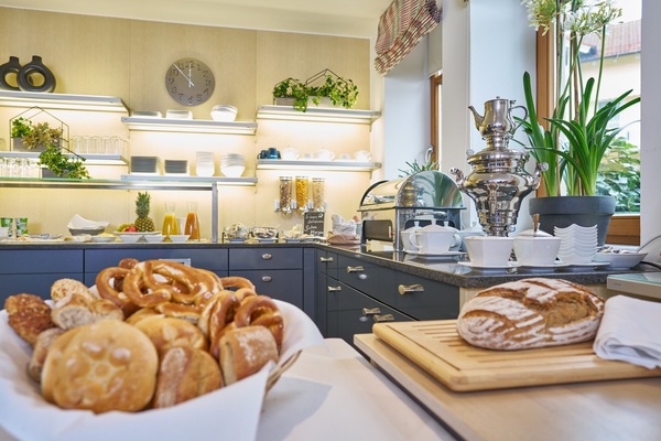 Buffet breakfast on weekdays (EUR 8 per person)