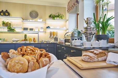 Buffet breakfast on weekdays (EUR 8 per person)