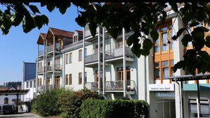 En hotelbygning med flere etager og altaner, et skilt med teksten "hotel am Hof" og navnet "KULINARIA".