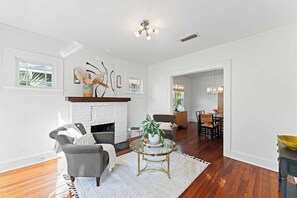 Smart TV - "Jacksonville Gem: Stylish Home Tropical Backyard (Jacksonville)