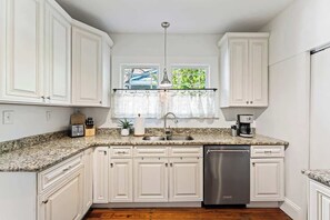 Fridge, microwave, oven, stovetop - "Jacksonville Gem: Stylish Home Tropical Backyard (Jacksonville)