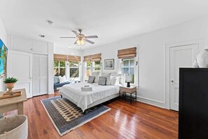 2 bedrooms, desk, travel cot, free WiFi - "Jacksonville Gem: Stylish Home Tropical Backyard (Jacksonville)