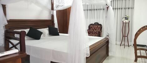 3 bedrooms, desk, iron/ironing board, free WiFi