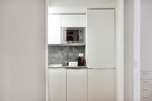 Réfrigérateur, micro-ondes, plaque de cuisson, lave-vaisselle