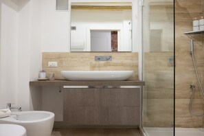 Douche, sèche-cheveux, bidet