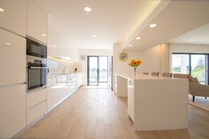 Een koelkast, een magnetron, een oven, een vaatwasser