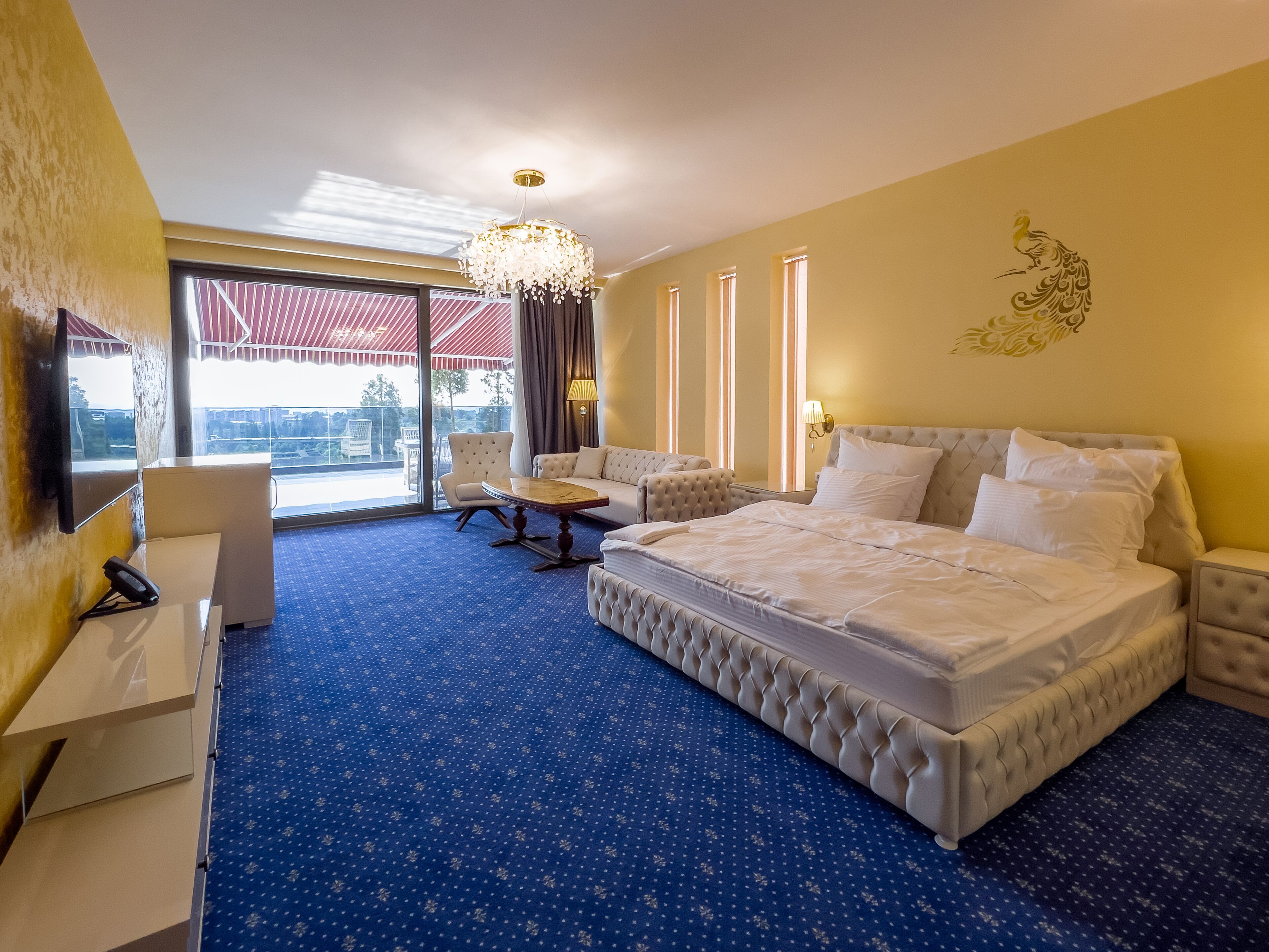 6 bedrooms, iron/ironing board, WiFi, bed sheets
