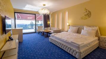 6 bedrooms, iron/ironing board, WiFi, bed sheets