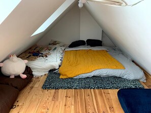 5 bedrooms, iron/ironing board, free WiFi, bed sheets - Maison Pour 6-10 Personnes Avec Grand Jardin à 300m de la Plage (Larmor-Plage)
