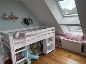 5 bedrooms, iron/ironing board, free WiFi, bed sheets