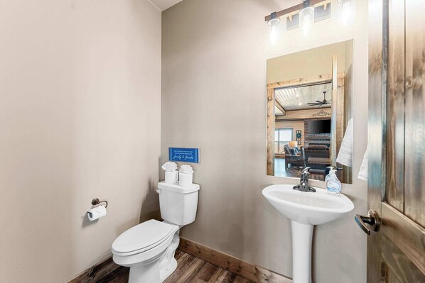 Dusj, hårføner og håndklær