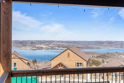 Lake View Penthouse with Game Room, Theater