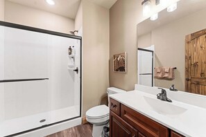 Dusj, hårføner og håndklær