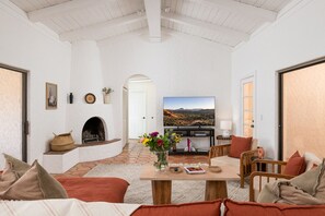 Interior - Uptown Vista! Stylish 5BR with Red Rock Views (Sedona)