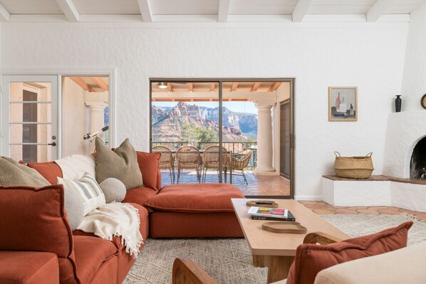 Smart TV, books - Uptown Vista! Stylish 5BR with Red Rock Views (Sedona)