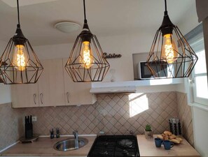 ثلاجة، ميكروويف، فرن، غسالة أطباق